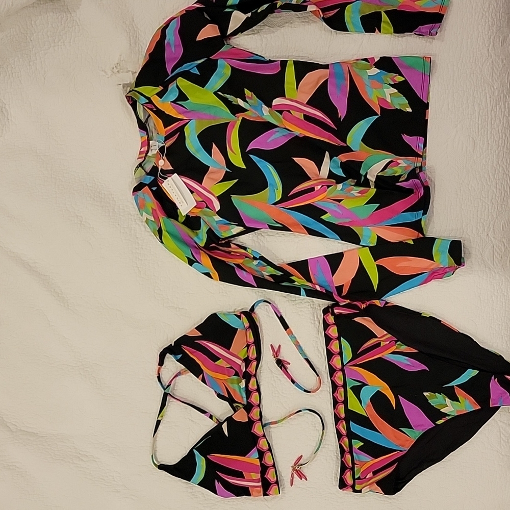 Trina Turk swim & spa collection swim suit and rash gaurd. Large. NWT. Reversabl
